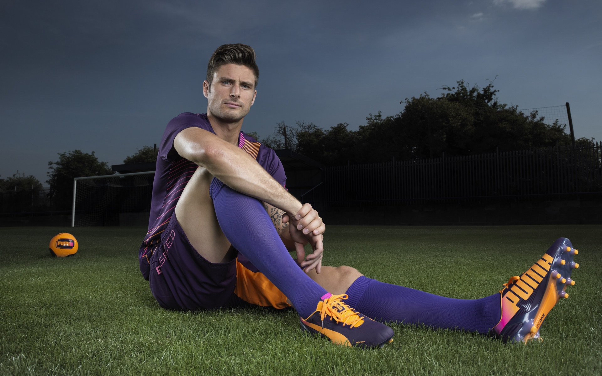 球员签约仪式走向国际化，跨国媒体全程报道，签约球员交易